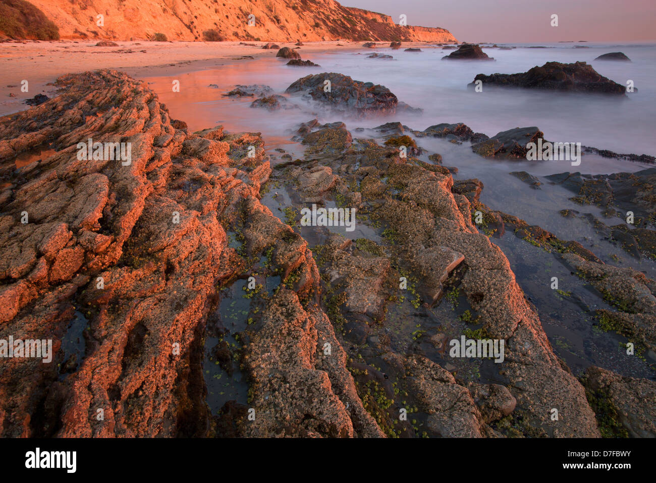 Sonnenuntergang am Crystal Cove State Park, Newport Beach, Orange County, Kalifornien. Stockfoto