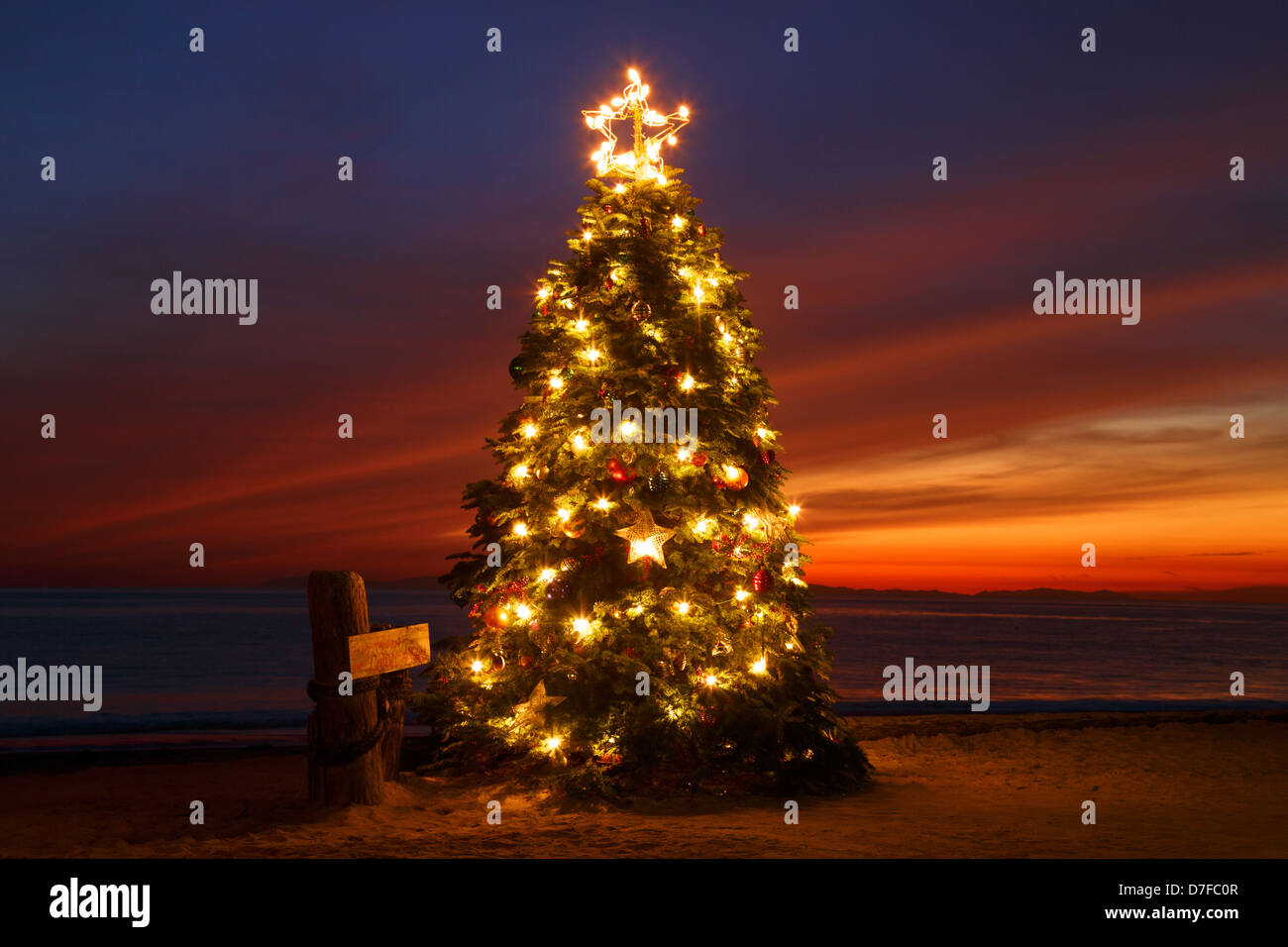 Weihnachtsbaum am Crystal Cove Beach Cottages, Crystal Cove State Park, Newport Beach, Orange County, Kalifornien. Stockfoto