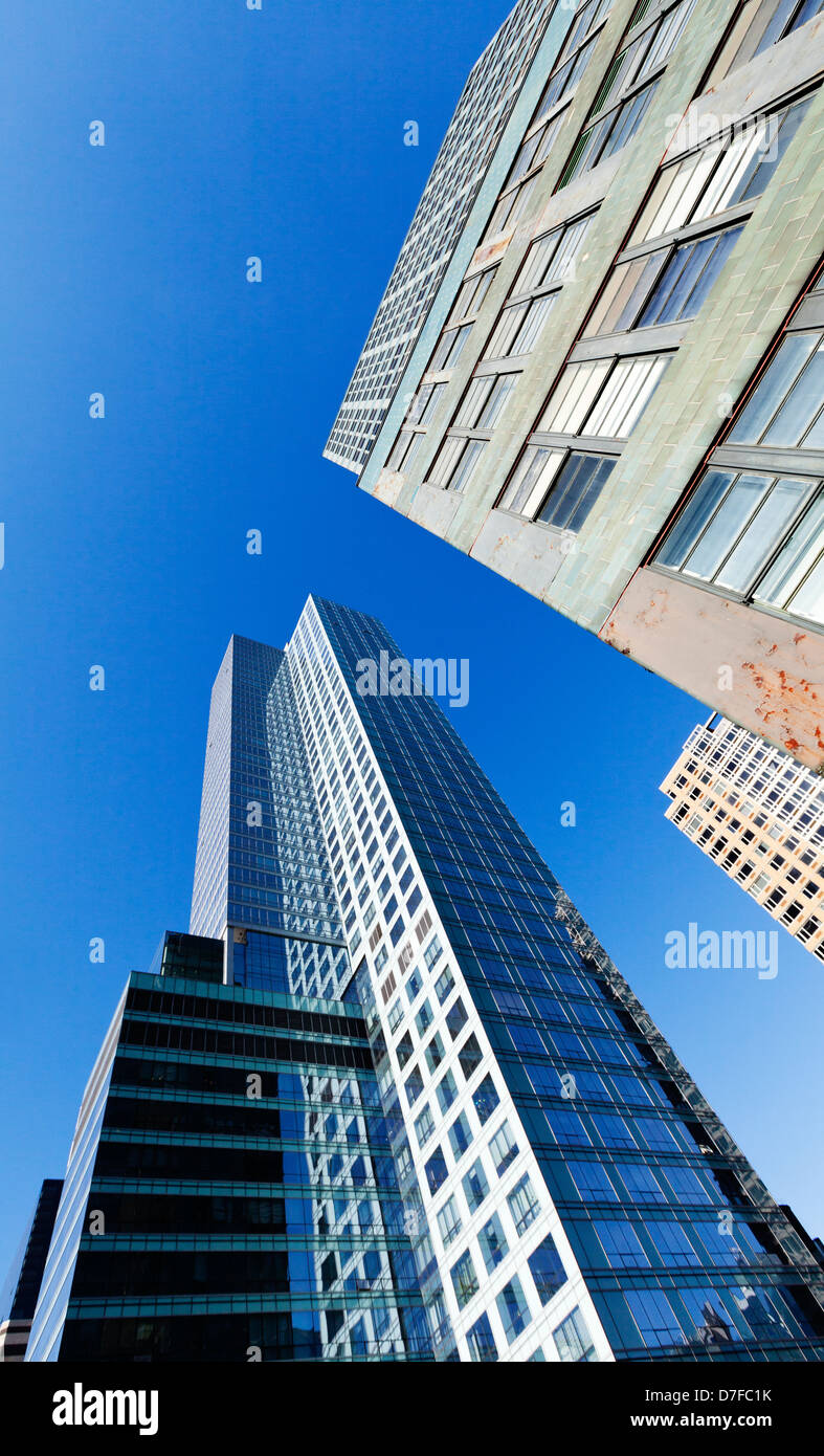 Niedrige & breiten Winkel Ansicht von Wolkenkratzern in Midtown Manhattan, New York. Stockfoto