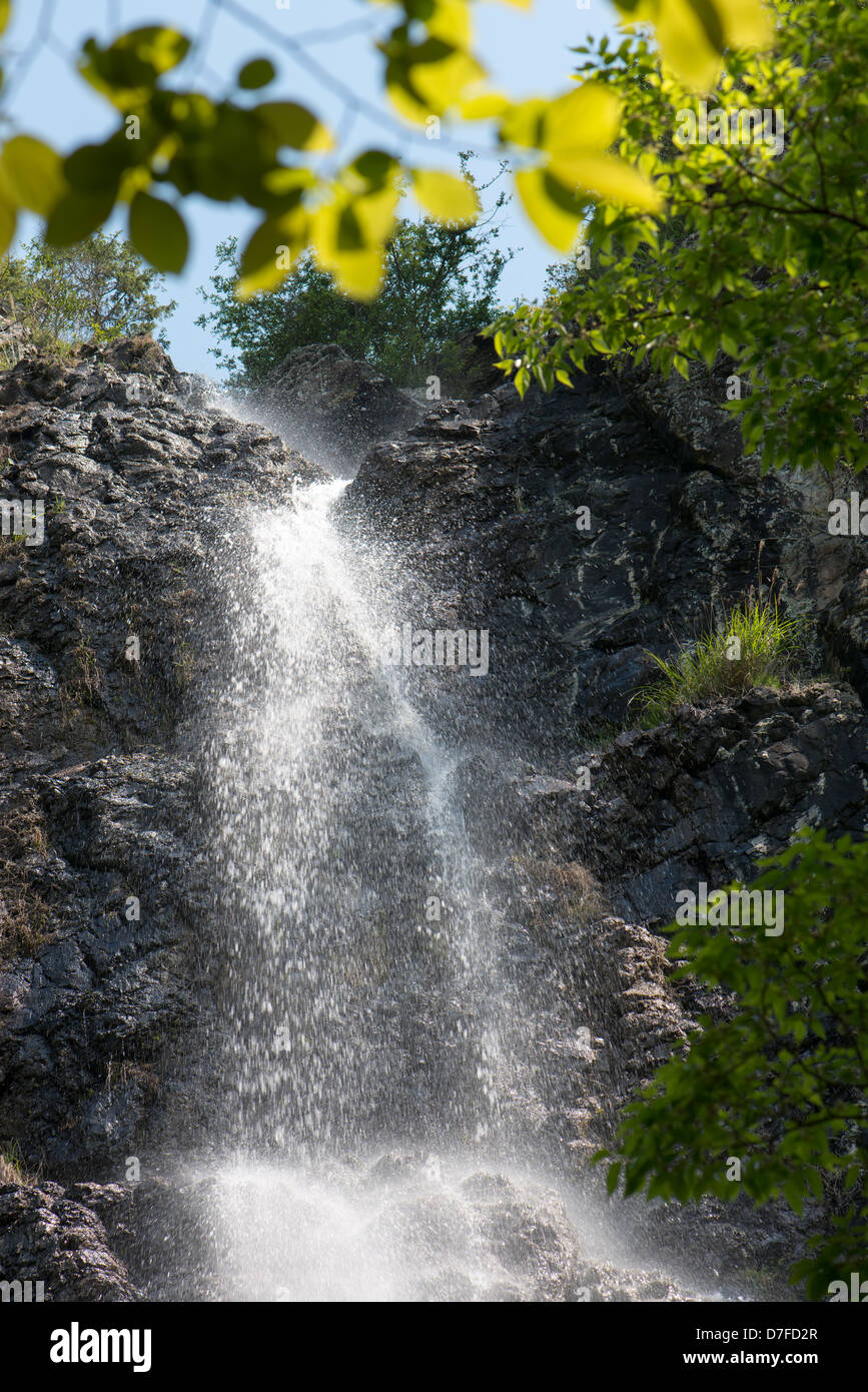 Wasserfall, herabfallende Felsen im Wald Stockfoto