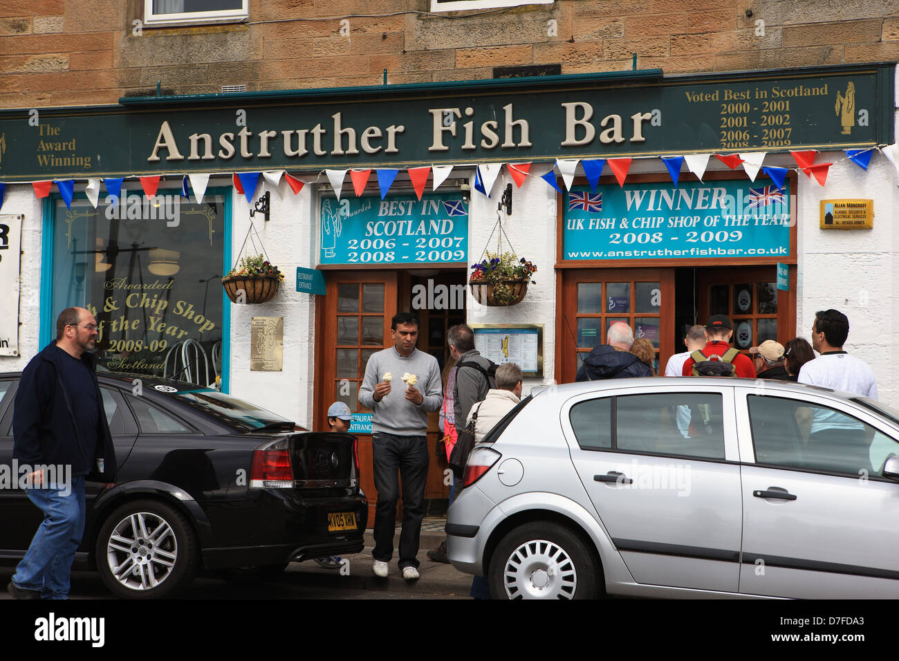 Schlangen von Menschen warten auf den preisgekrönten Anstruther Fish Bar in Fife Schottland serviert bekommen Stockfoto
