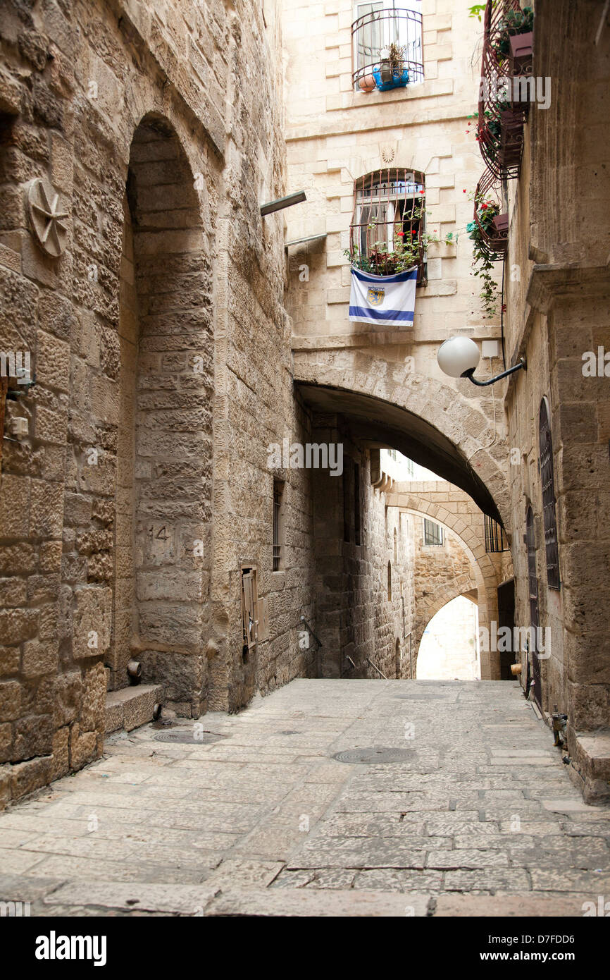 Eine Gasse im jüdischen Viertel alt Stadt Jerusalem Israel. Hängen vom unteren Fenster ist eine Israel-Flagge symbol stattdessen Jerusalem Stockfoto