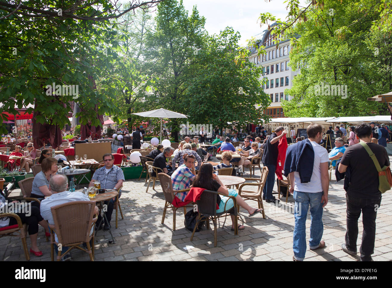Übersicht über die Hackescher Markt in Berlin mit Terrassen und einem Markt Stockfoto