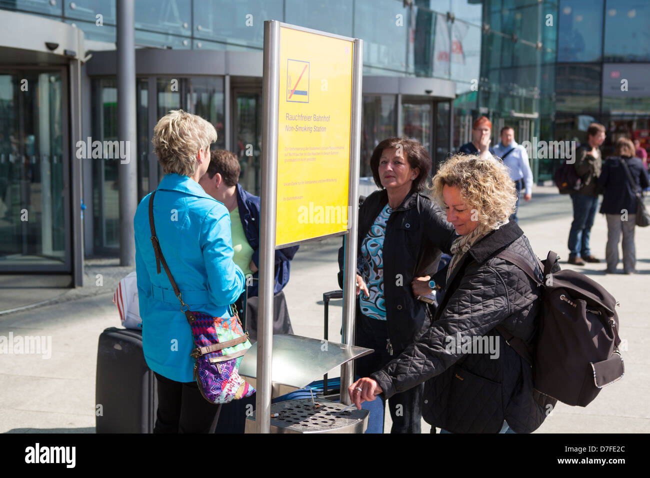 Weibliche Raucher am Eingang des Berliner Hauptbahnhof Stockfoto