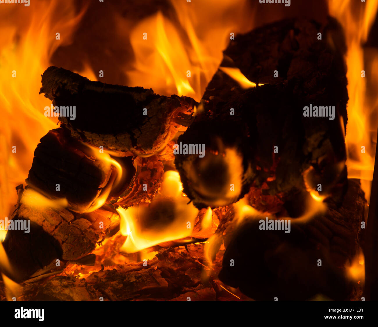 Holz brennt am offenen feuer Fotos und Bildmaterial in hoher