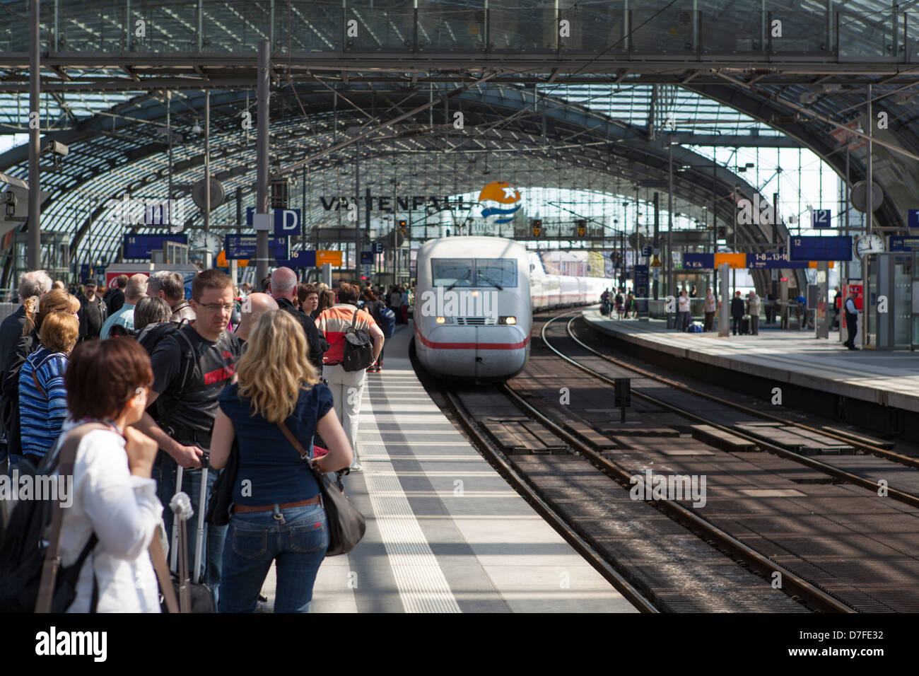 Ankunft des intercity Zuges am Hauptbahnhof von Berlin "Berlin Hauptbahnhof" Stockfoto