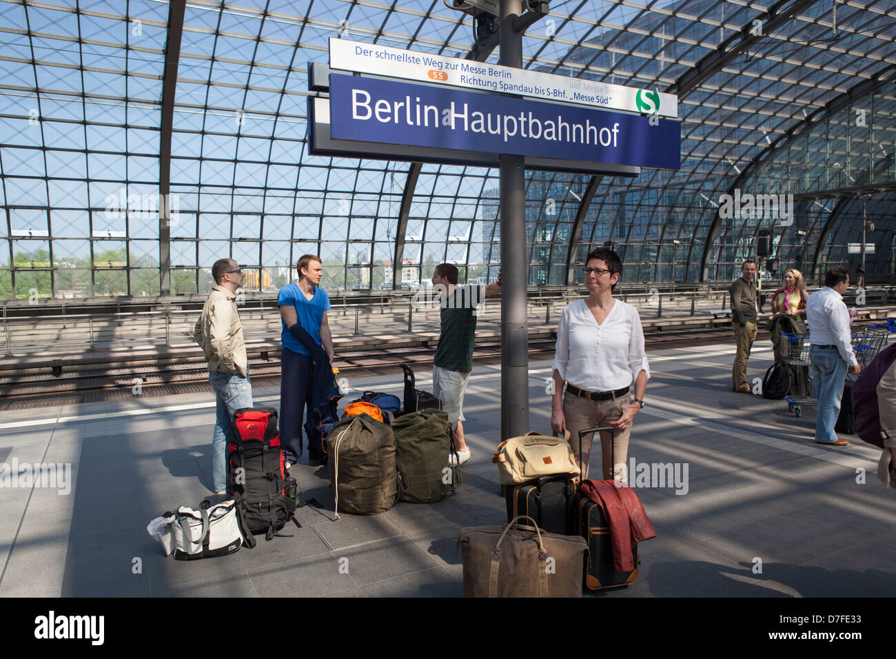 Wartenden am Berliner Hauptbahnhof mit drei Rucksacktouristen. Stockfoto