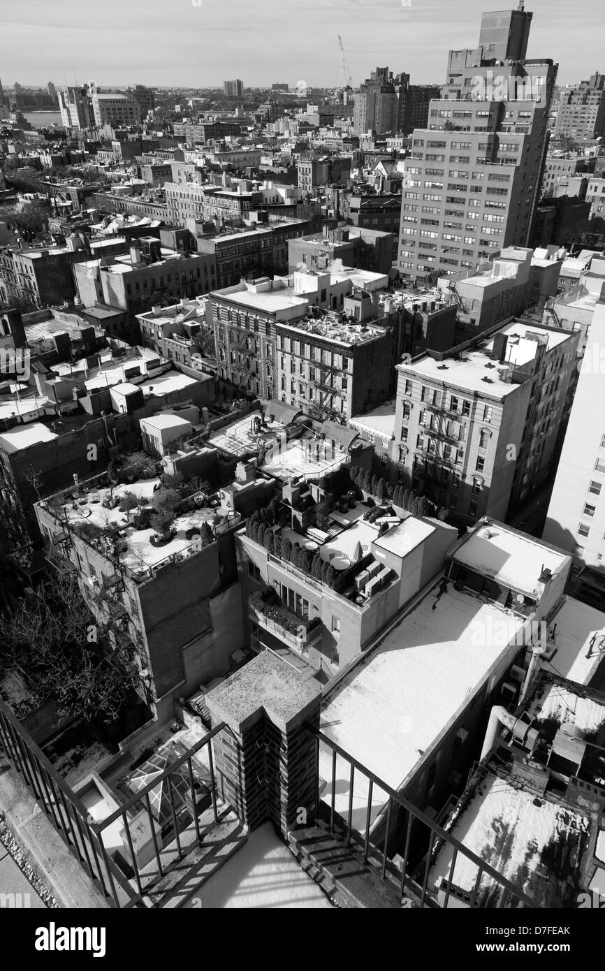 Vogelperspektive Blick nach Westen auf den Schnee bedeckt Dächer des West Village in Manhattan, an einem schönen sonnigen Tag. Stockfoto