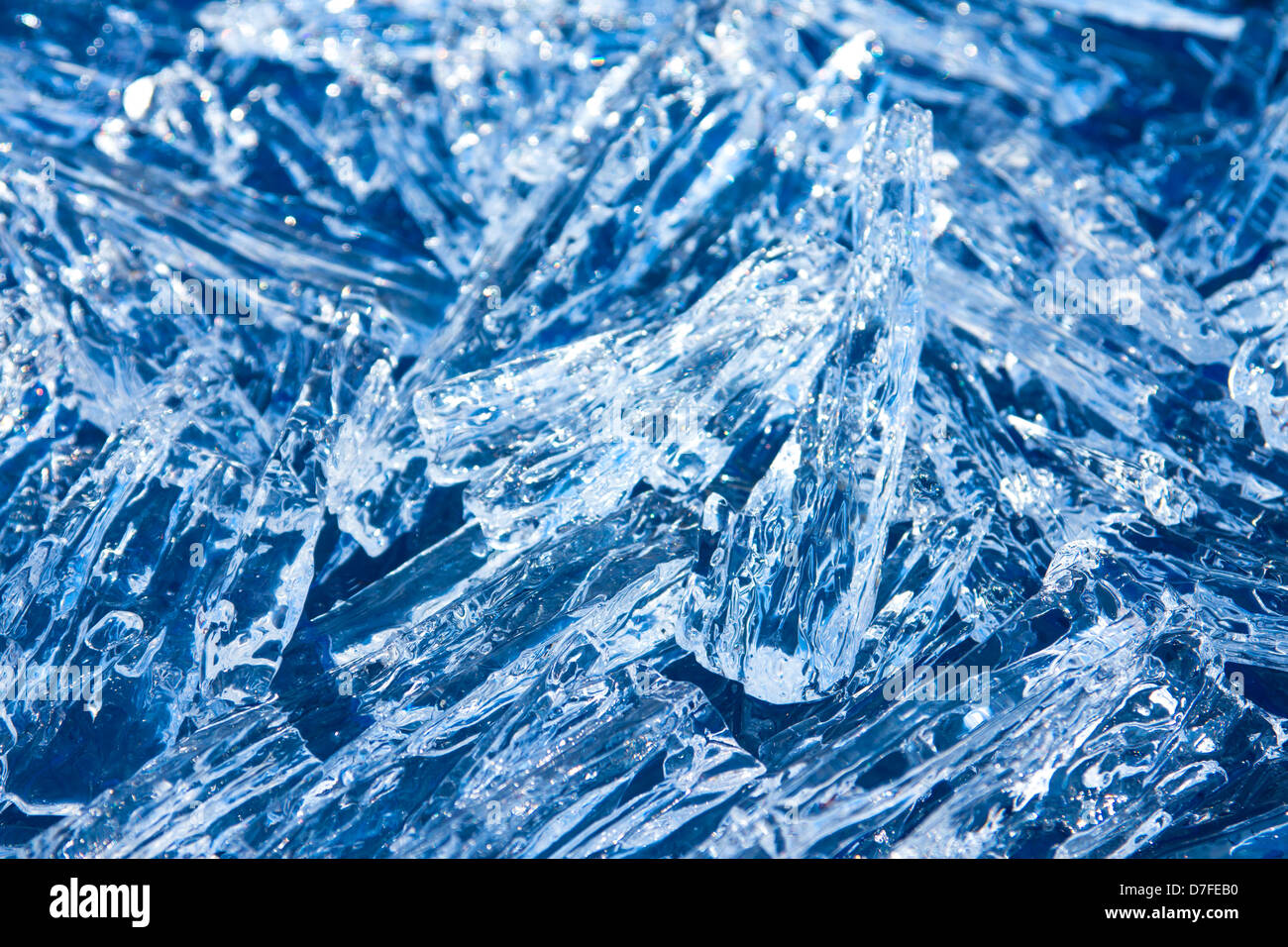 Eiskristalle (Stücke) glitzernde blaue Textur nah bis Weihnachten Winter horizontale Hintergrund. Stockfoto