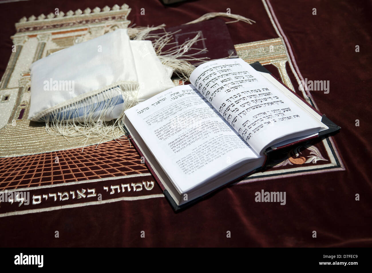Eine jüdische Gebet Shawil jüdischen Gebetbuch eröffnet auf eine Seiten-Morgengebet ruht auf samt Tischdecke ein Bild jüdischen Stockfoto
