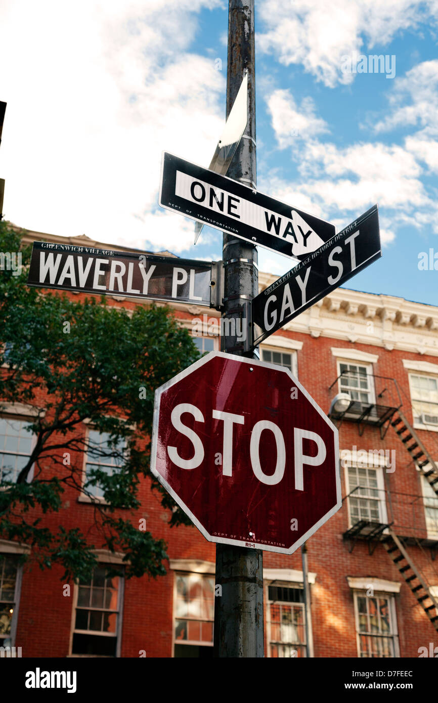 Niedrigen Winkel Blick auf eine Straße Signi n der Kreuzung von Waverly Place und Gay Street im West Village, Manhattan, New-York Stockfoto