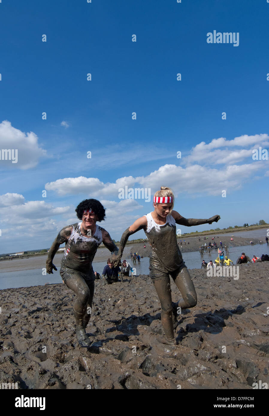 Ein paar machen den Endspurt zur Ziellinie Hand in hand Stockfoto