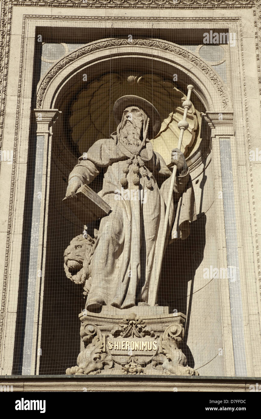 Eine Skulptur des Heiligen Hieronymus platziert an der Fassade der Kirche St. Stephan in Budapest, Ungarn. Stockfoto
