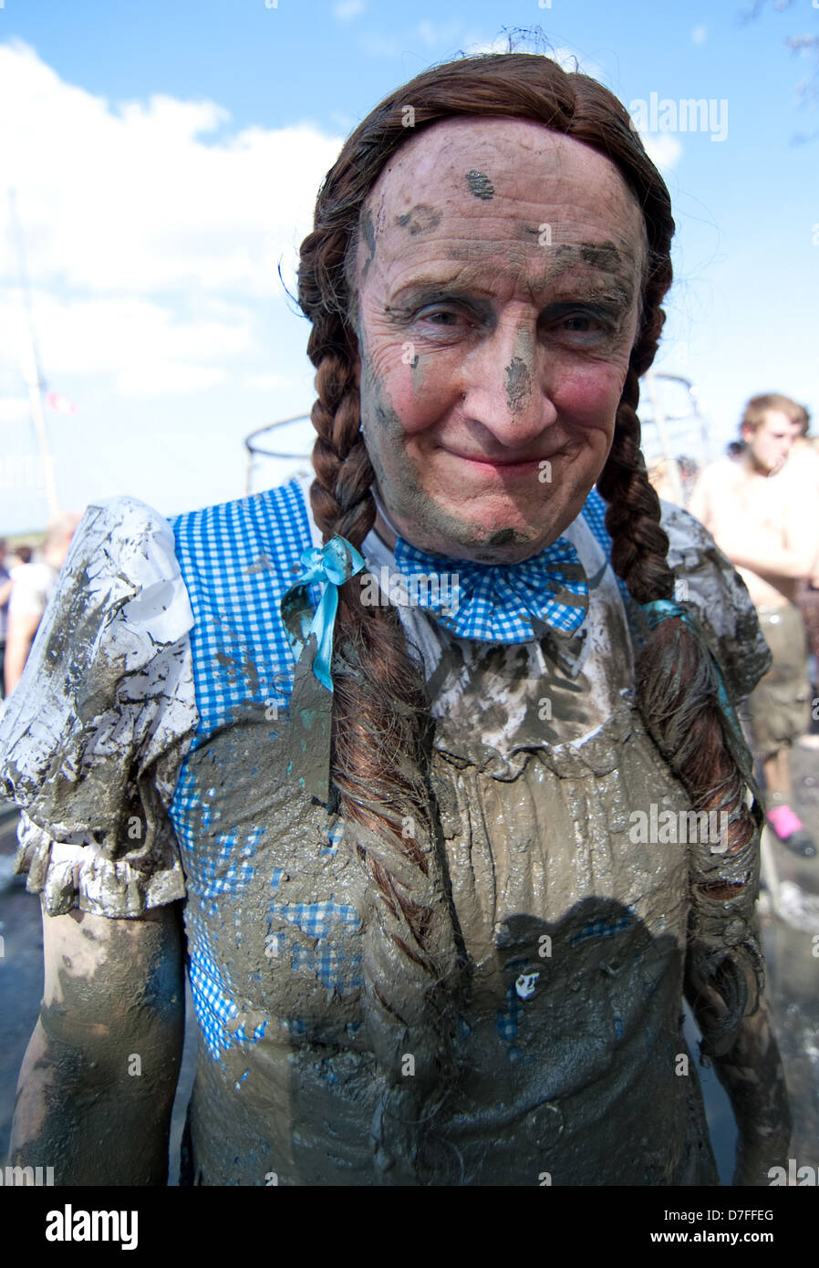 Der Alteste Teilnehmer Ist Als Dorothy Aus Der Zauberer Von Oz Verkleidet Das Maldon Mud Race Ist Eine Jahrliche Veranstaltung Stockfotografie Alamy