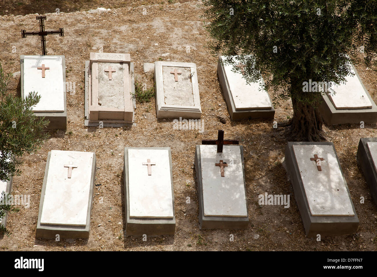 Gräber auf einem christlichen Friedhof am Fuße des Ölbergs in Jerusalem, Israel. Stockfoto