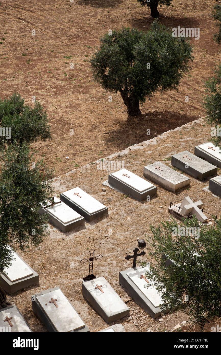 Gräber auf einem christlichen Friedhof am Fuße des Ölbergs in Jerusalem, Israel. Stockfoto