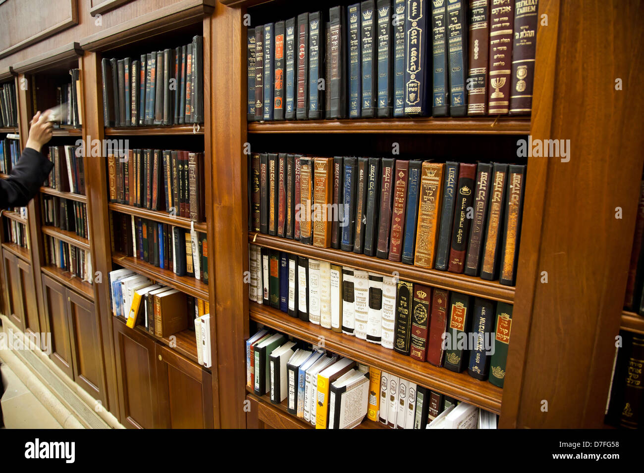 Eine Bibliothek Heilige jüdische Schrift, befindet sich im Inneren Höhlen Klagemauer in alte Stadt Jerusalem Israel. religiöse orthodoxe jüdischen Mannes Stockfoto