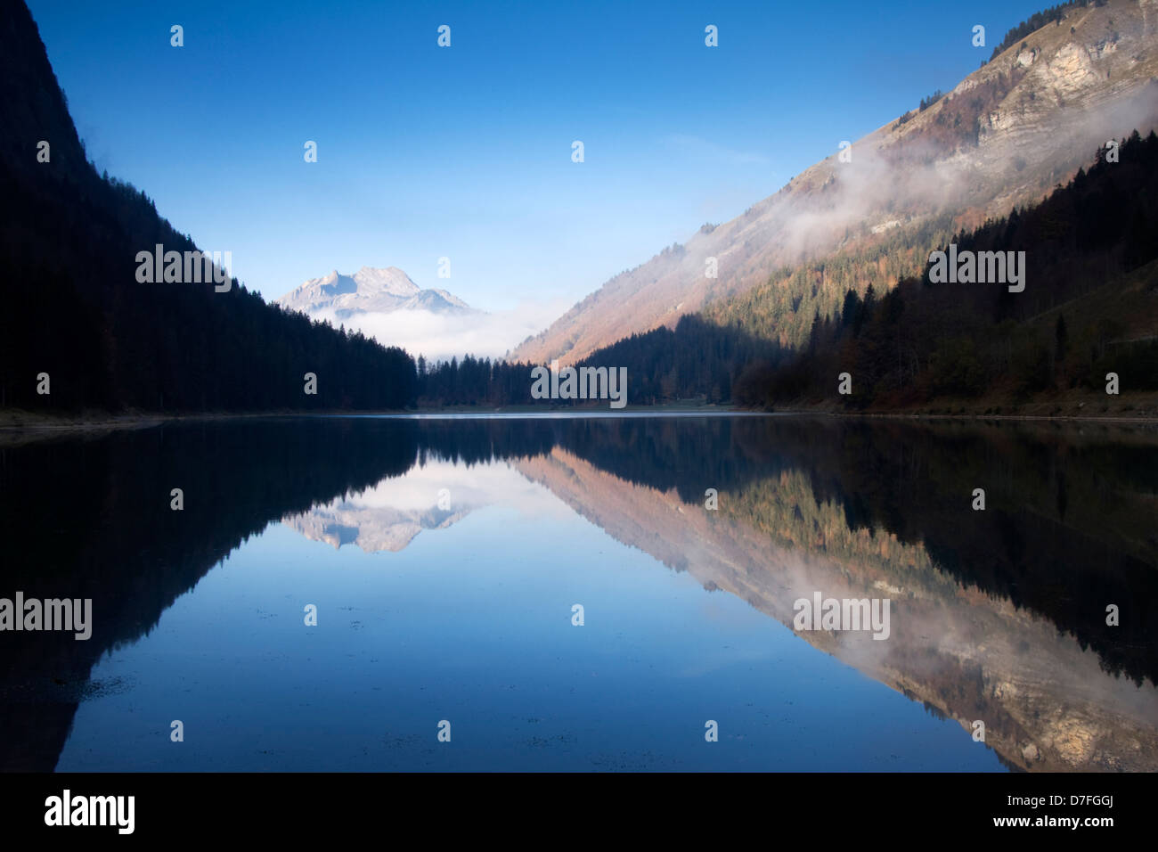 Blick auf eine Mountainlake mit Refelction in See, Lac de Châtel, Haute Savoie, Frankreich. Stockfoto