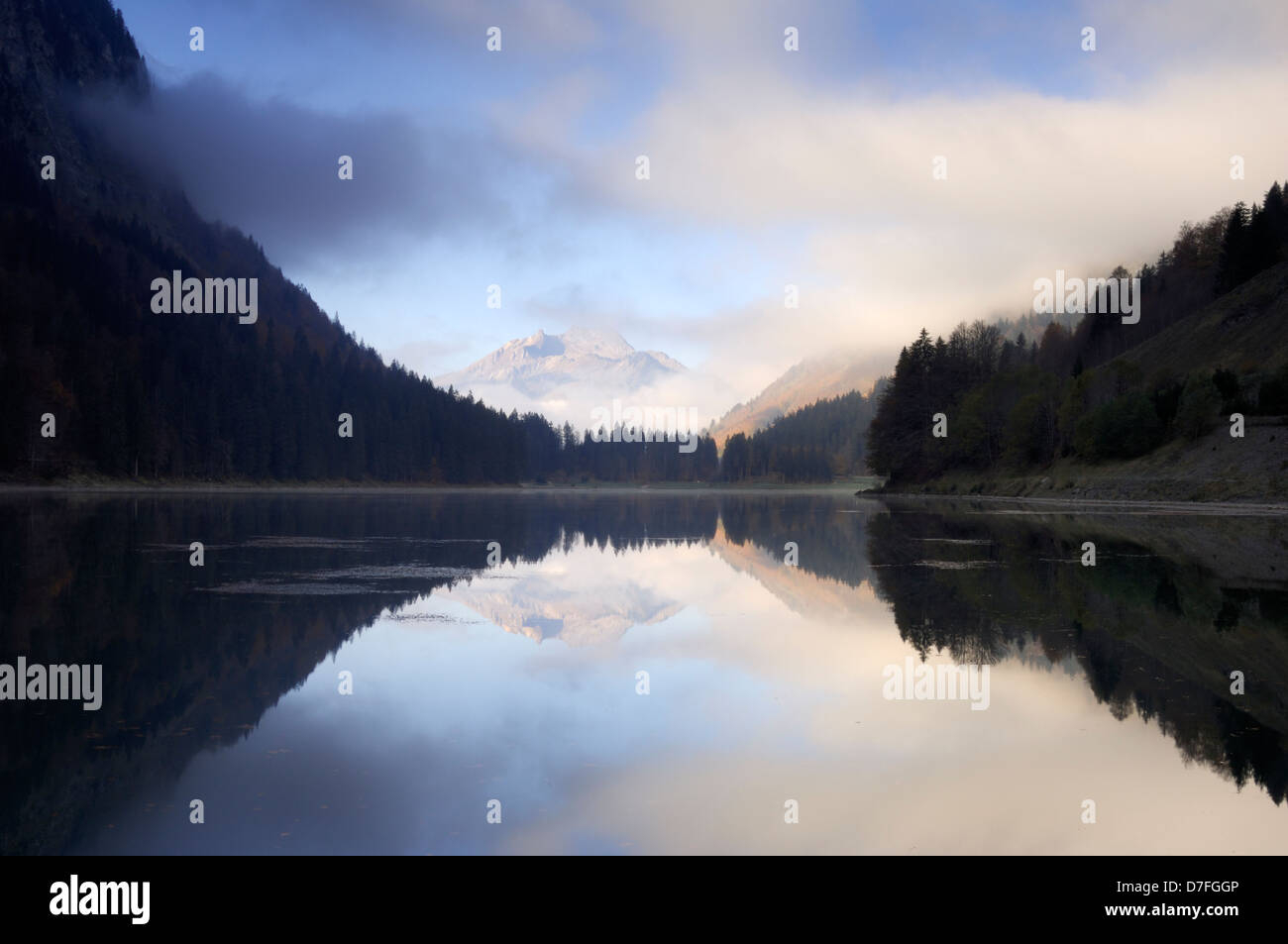 Blick auf eine Mountainlake mit Refelction in See, Lac de Châtel, Haute Savoie, Frankreich. Stockfoto