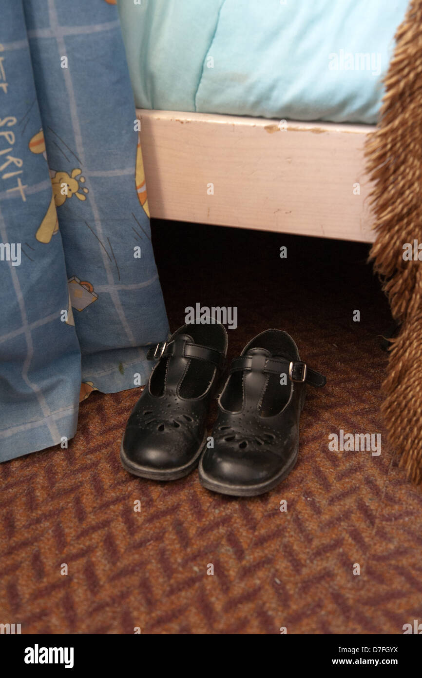 Schuhe neben dem bett -Fotos und -Bildmaterial in hoher Auflösung – Alamy