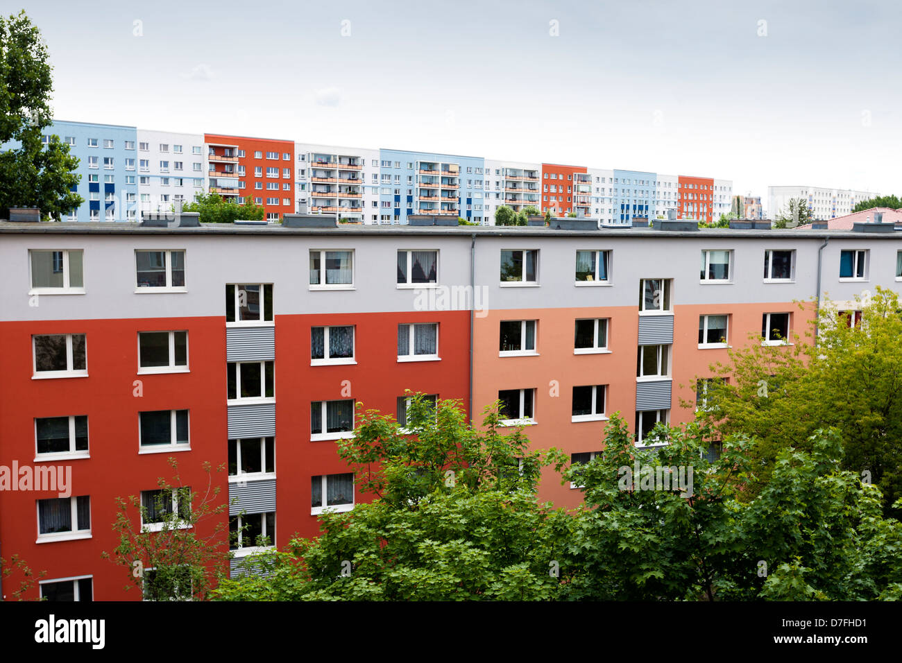 Engen Blöcke von Gebäuden in verschiedenen Farben in Ostberlin, Deutschland. Stockfoto