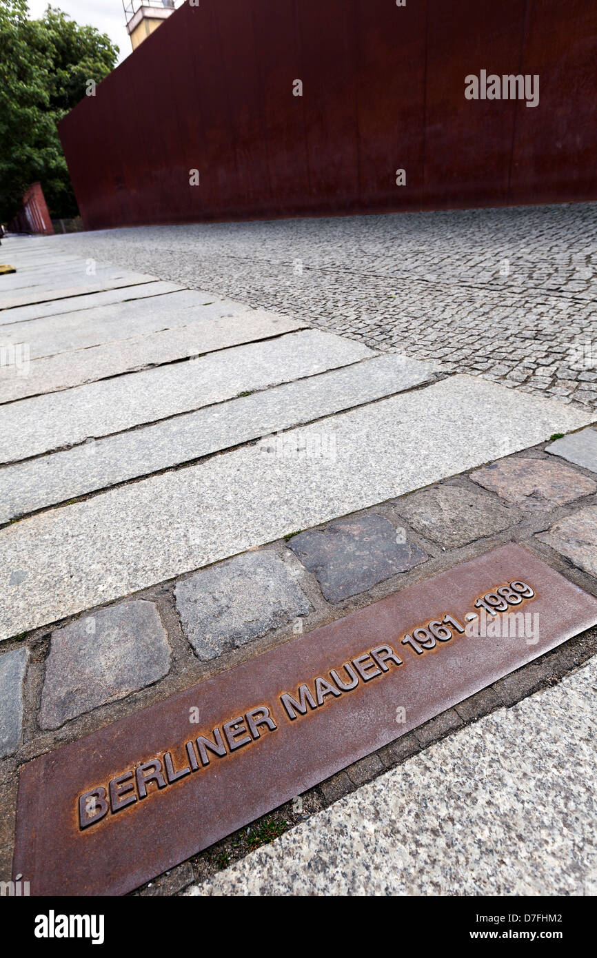 Geneigt Weitwinkelaufnahme des ein Metallrelief Darstellung der Jahre und Ort in dem einst die Berliner Mauer stand. Stockfoto