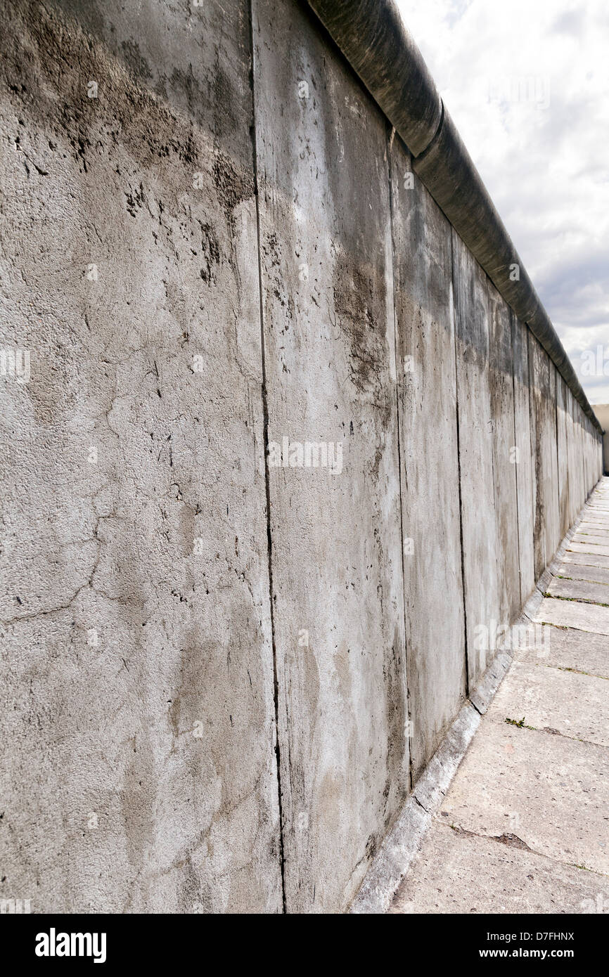 Sehen Sie Abschnitt Ost-West-Berliner Mauer Originalteil Gedenkstätte Berliner Mauer an der Bernauer Straße Ost-Berliner. Stockfoto