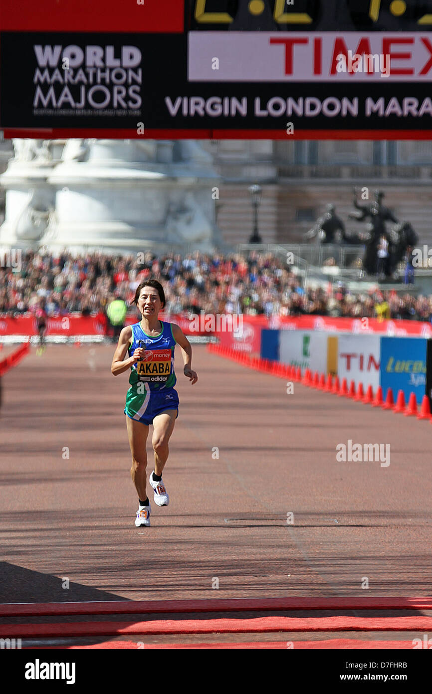Yukiko AKABA Japans endet der Frauen 2013 Virgin London-Marathon Stockfoto