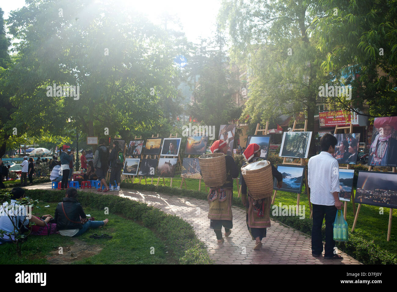 Sapa Vietnam - Straßenszene im Stadtzentrum Leuteaufpassen Fotoausstellung Stockfoto