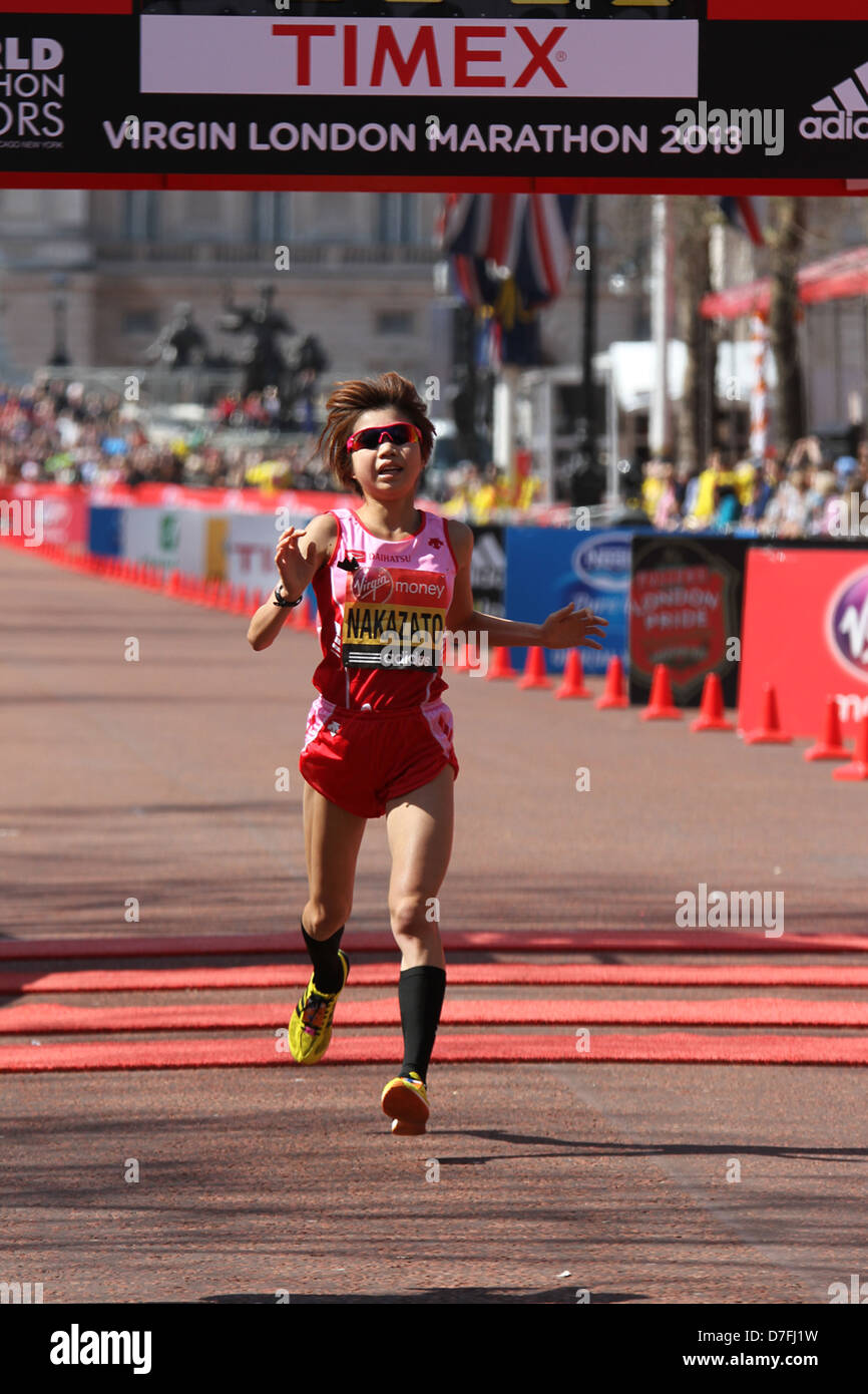 Remi NAKAZATO Japans endet der Frauen 2013 Virgin London-Marathon Stockfoto