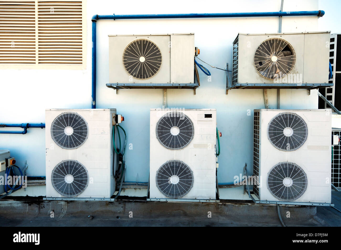 Lüftungsgeräte (AHU) befindet sich am Dach ein Bürogebäudes. Diese