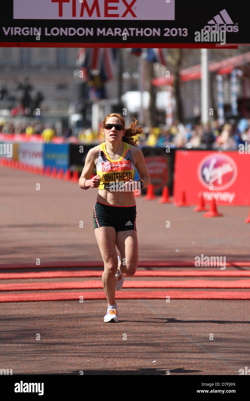 Amy WHITEHEAD (GBR) endet der Frauen 2013 Virgin London-Marathon Stockfoto