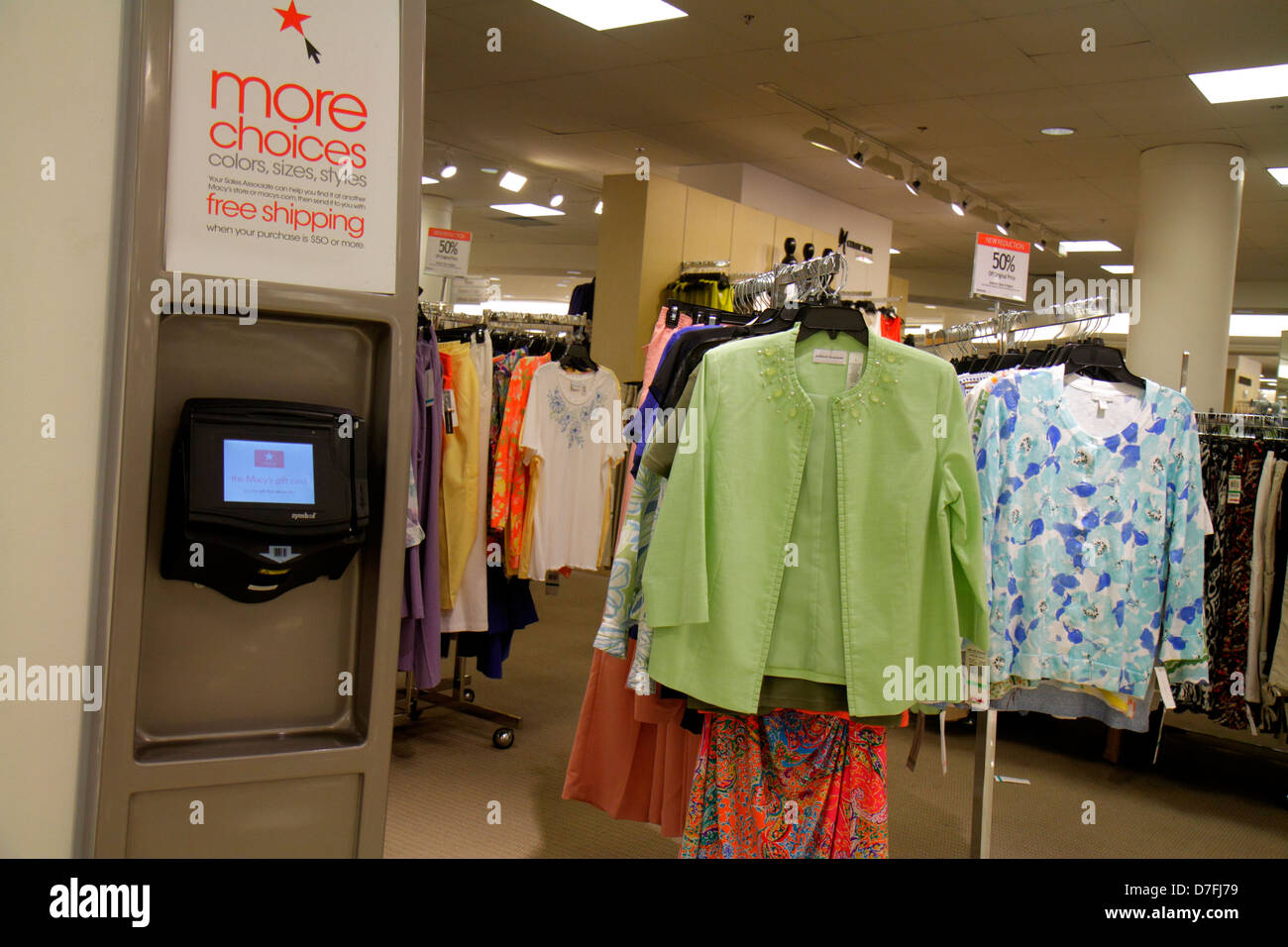 Miami Florida, Dadeland Mall, Vitrine Verkauf, Macy's, Kaufhaus, innen, Frauen, Kleidung, Accessoires, Luxus, Preisscanner, Barcode-Leser Stockfoto