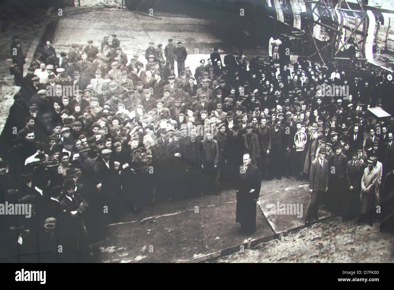 Oskar Schindler mit seinen Arbeitern die Emaille-Fabrik in der Ul. Lipowa 4 in Krakau, Polen Stockfoto