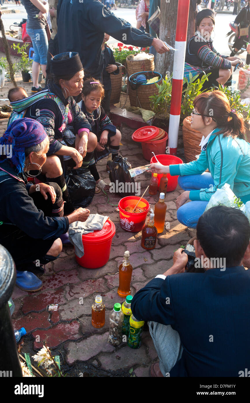 Sapa Vietnam - Hmong Hilltribe Frau verkaufen Honig an traditionellen Markt Stockfoto