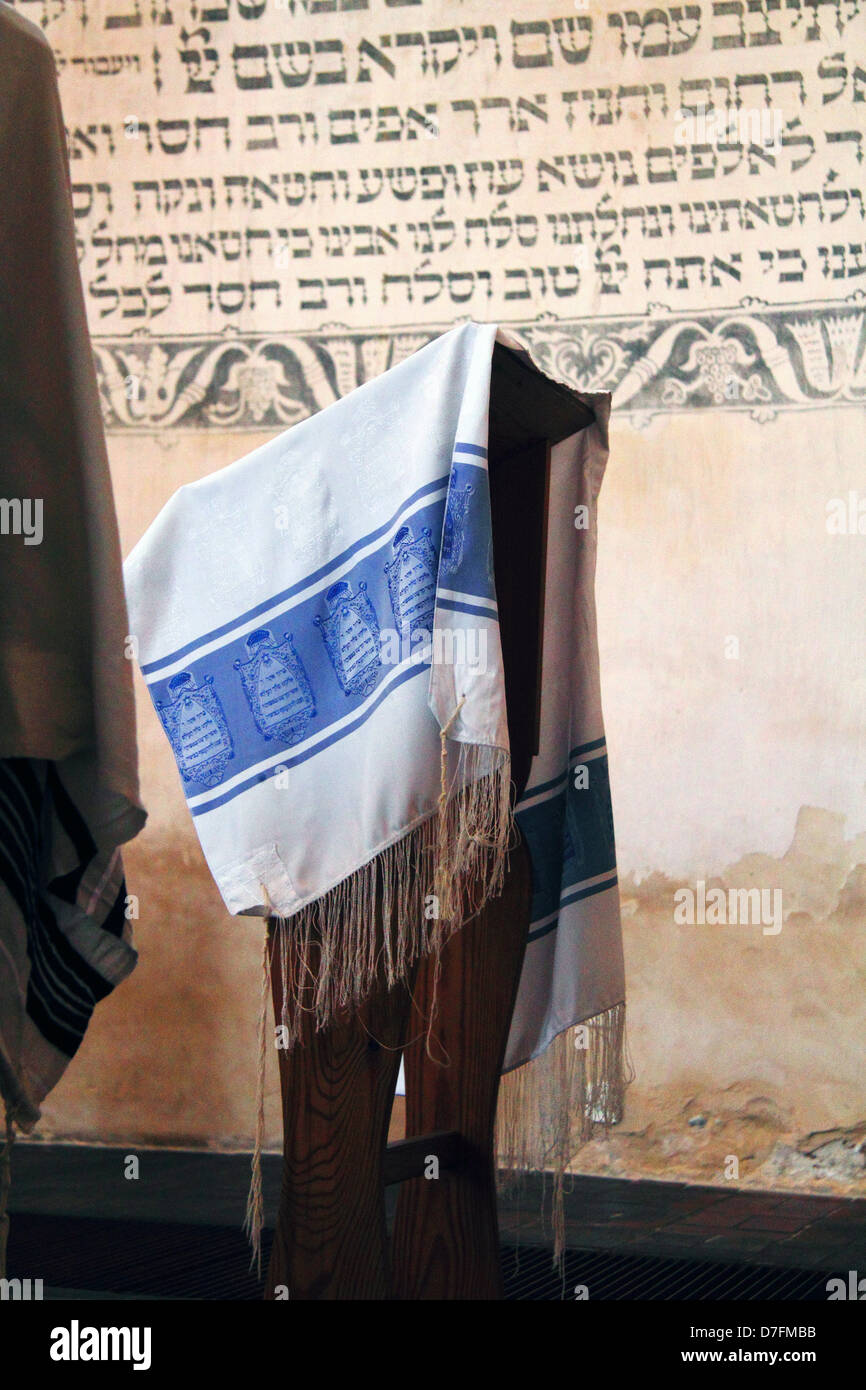 Gebet-Schals (Tallit) und jüdischen Gebete In Hebräisch geschrieben in Tykocin (Tiktin) Synagoge an der Wand Stockfoto