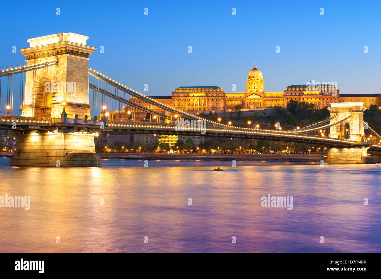 Kettenbrücke in der Nacht in Budapest, Ungarn. Stockfoto