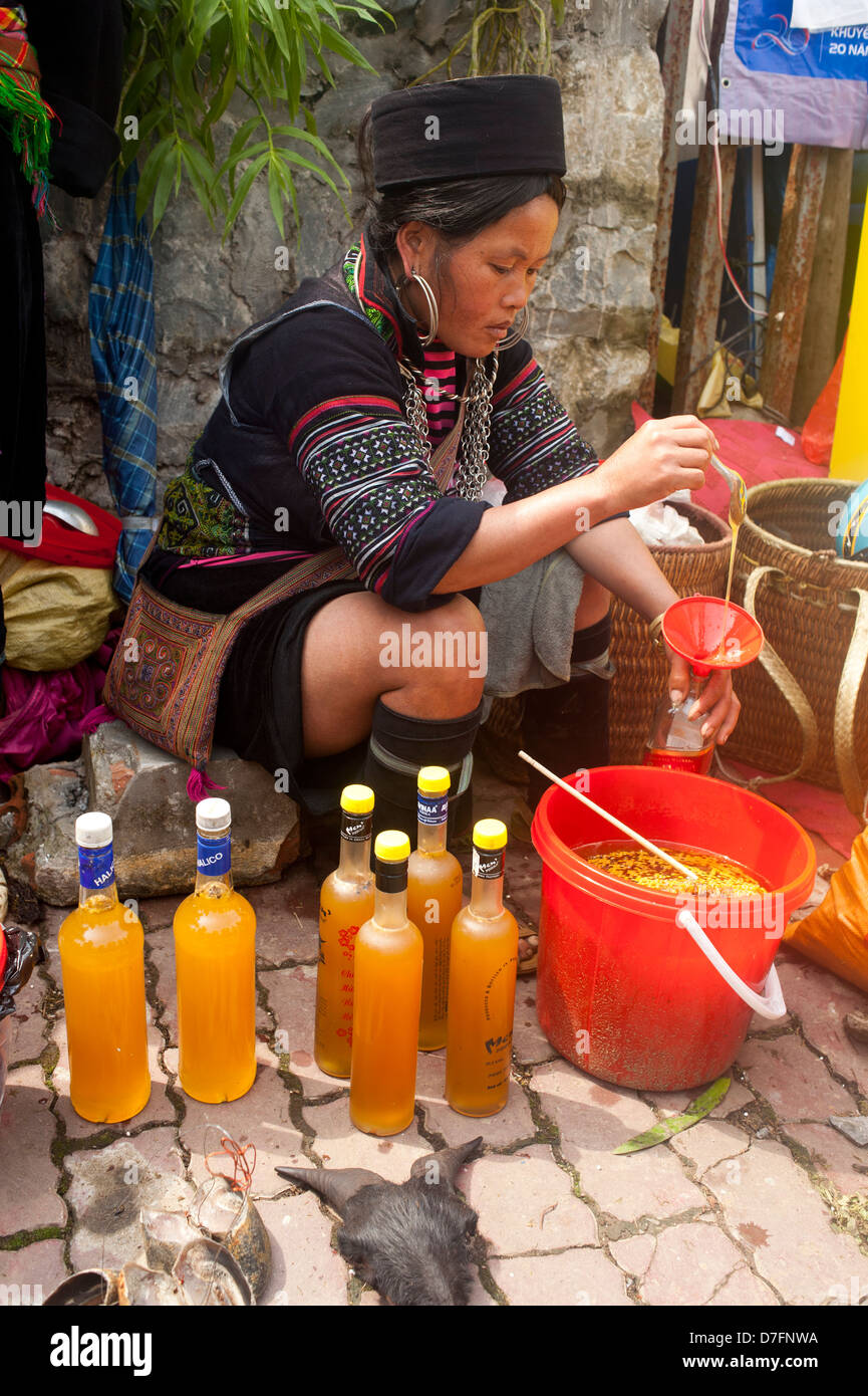 Sapa Region, Northeast Vietnam - Frau aus der Hmong Hilltribe Verkauf von Honig Stockfoto