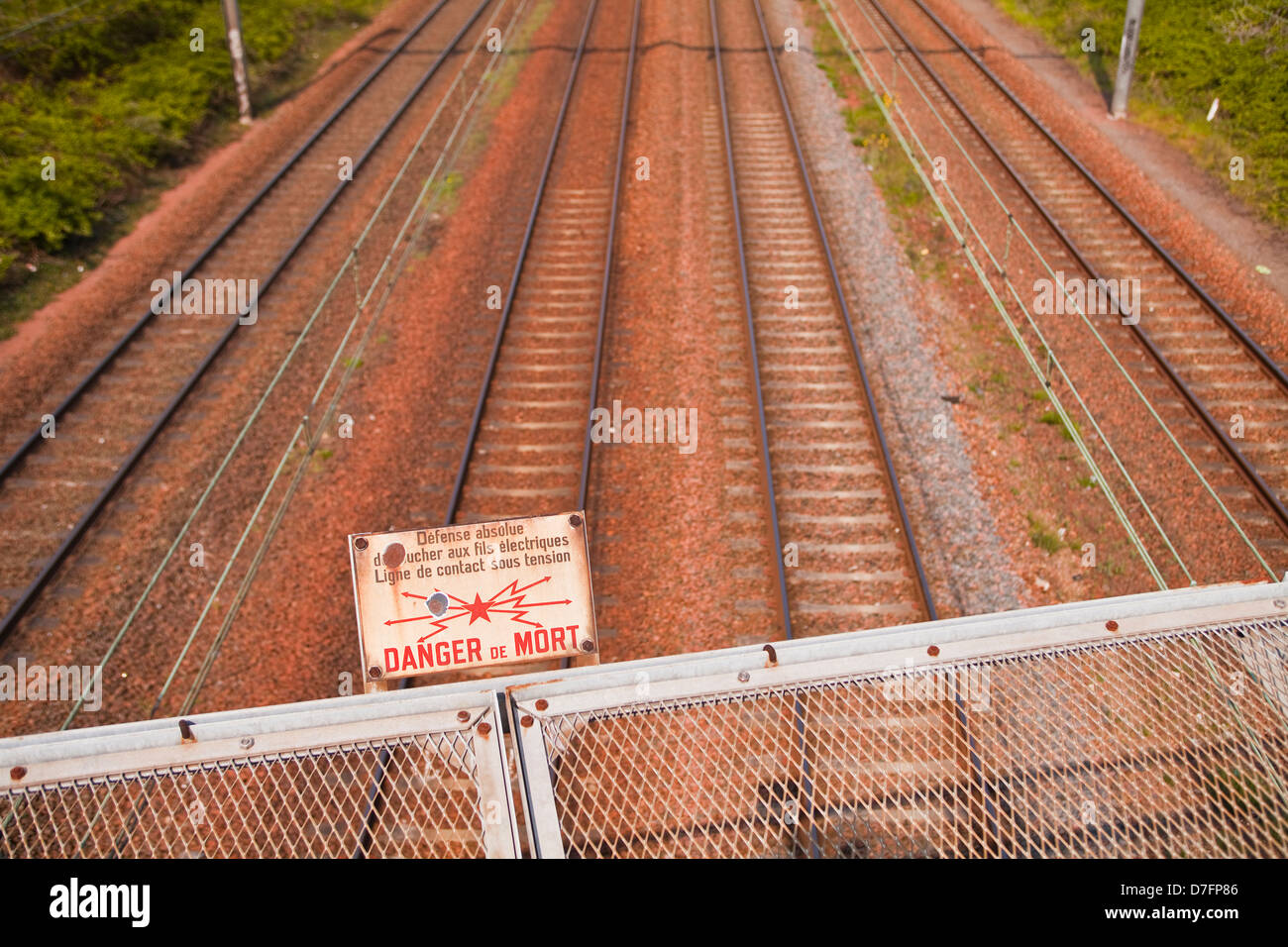 Ein Gefahrenzeichen über Eisenbahn Linien Warnung von den Freileitungen. Stockfoto