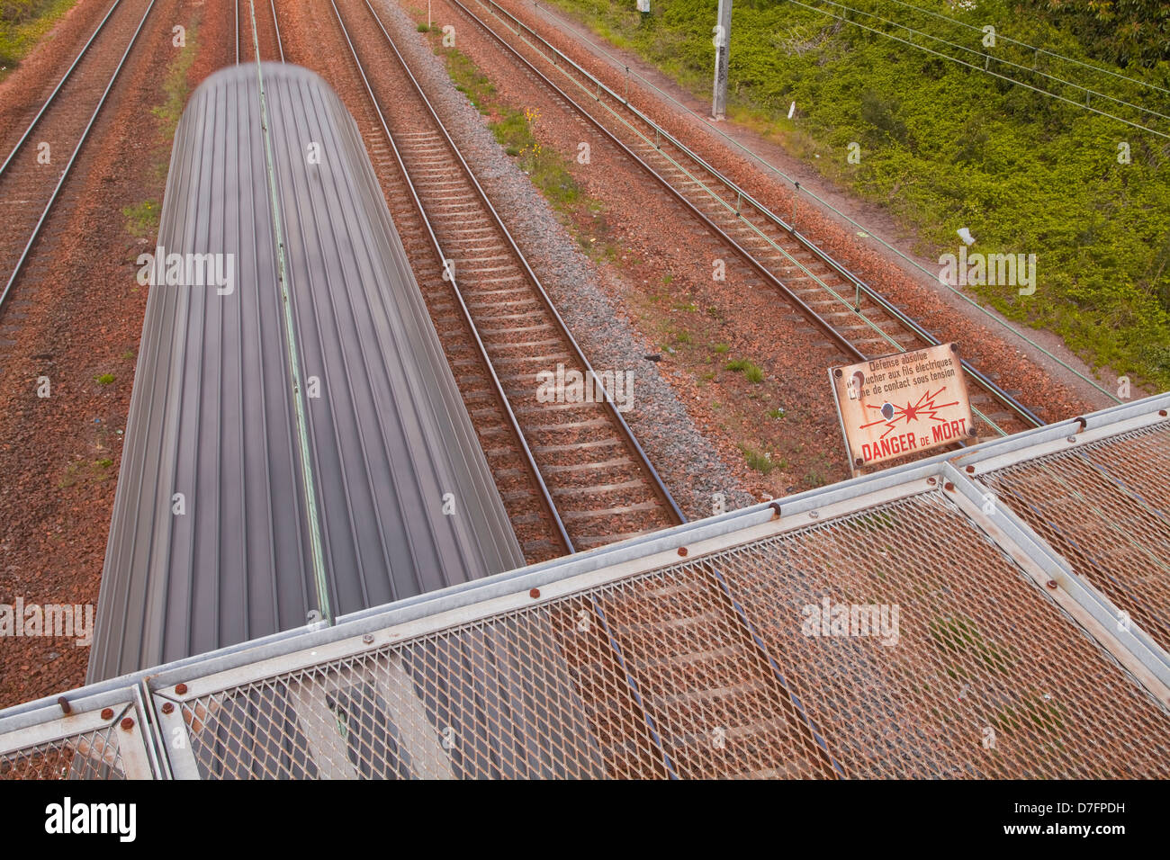 Ein Gefahrenzeichen über Eisenbahn Linien Warnung von den Freileitungen. Stockfoto