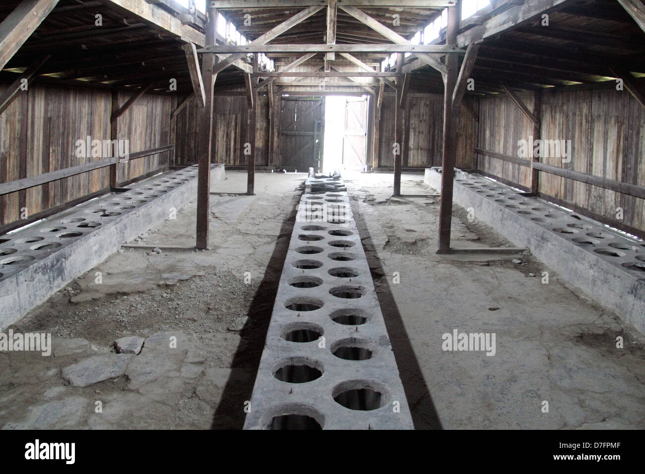 Gefangenen Toiletten in Baracken in Birkenau (Auschwitz) Nazi-Konzentrationslager in Polen Stockfoto