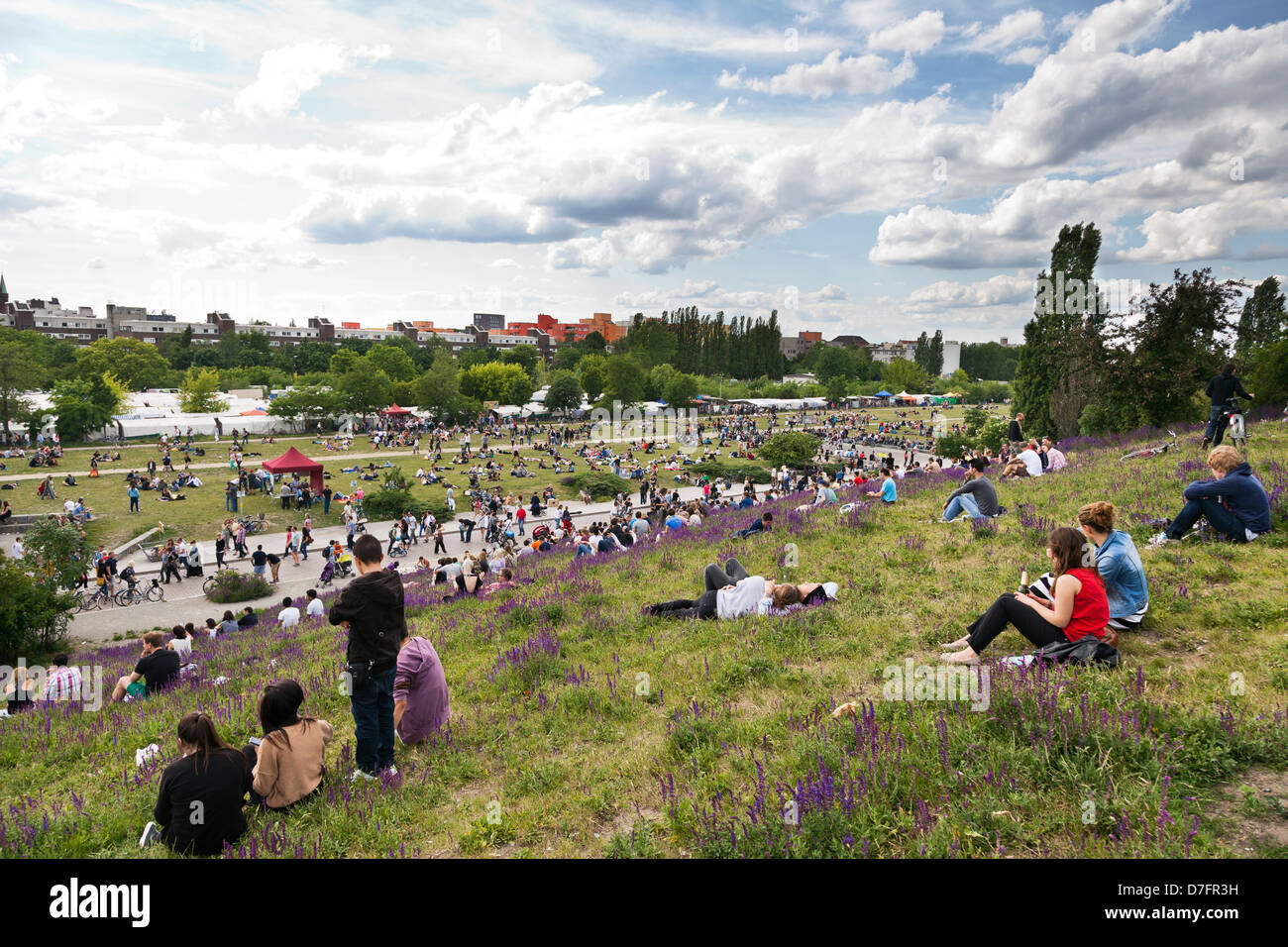 Berlin-Deutschland - 10. Juni 2012: Frühjahr Sonntagnachmittag bei Mauer Park in Ost-Berlin. Pat Andlawn sind vor allem junge vollständige Gruppen Stockfoto