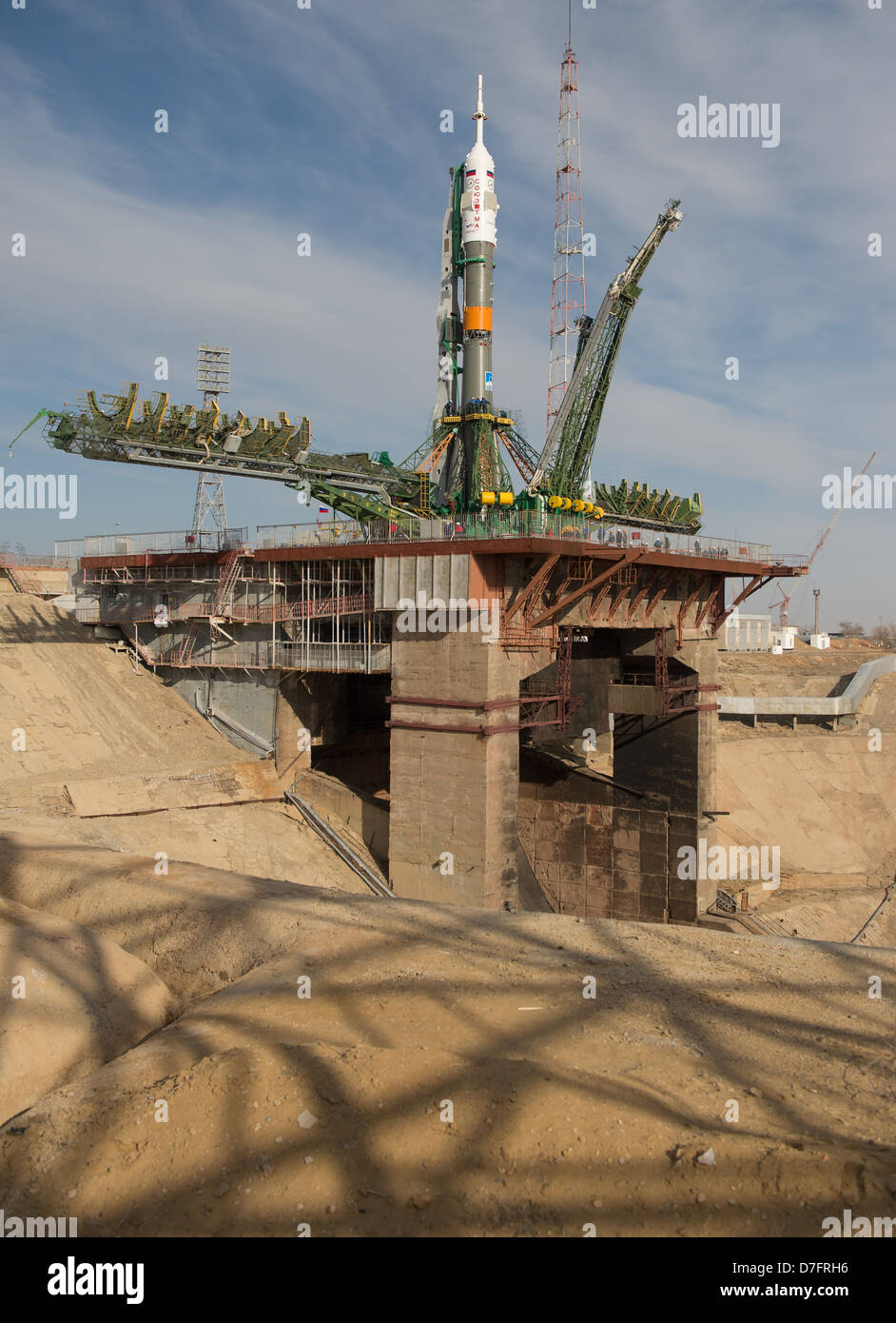 Die Sojus-Sonde TMA-08M wurde im Kosmodrome Baikonur ausgerollt, um den Start der Expedition 35 zur Internationalen Raumstation vorzubereiten. Die Besatzung umfasst Astronauten der NASA, ESA und Roscosmos. Stockfoto