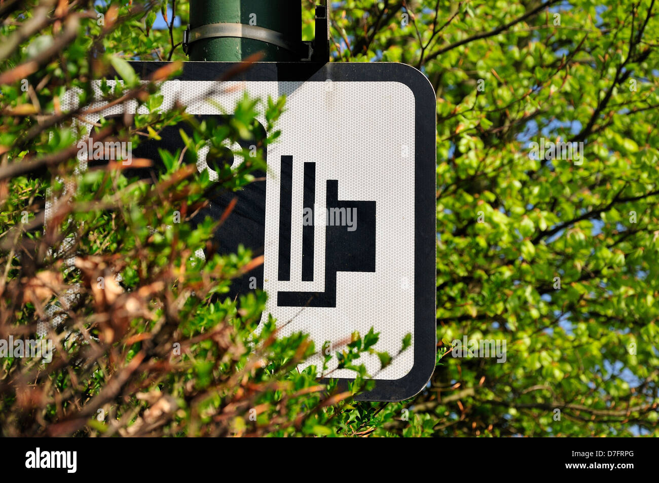 Maidstone, Kent, England, UK. Geschwindigkeit Kamera Schild am Straßenrand, teilweise verdeckt Stockfoto