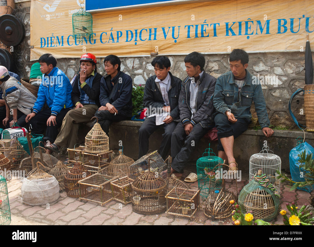 Northeast Vietnam Sapa - Männer von den schwarzen Hmong Hilltribe Vögel zu verkaufen Stockfoto