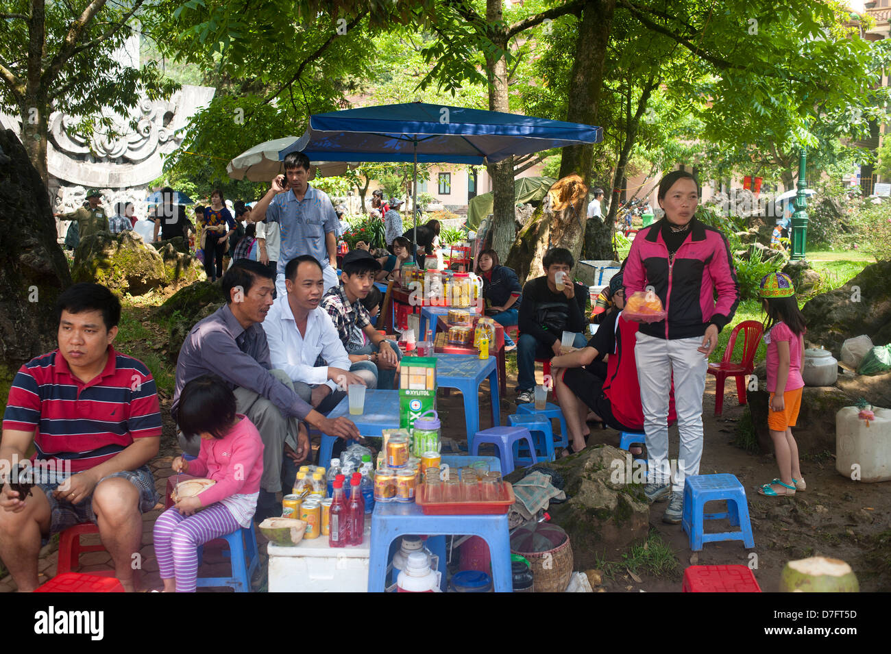 Sapa, Northeast Vietnam - Menschen Entspannung im Freien am Sonntag Stockfoto