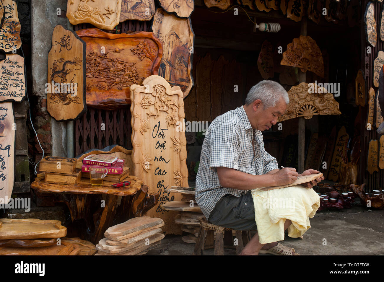 Sapa, Northeast Vietnam - Mann Holz verziert Stockfoto