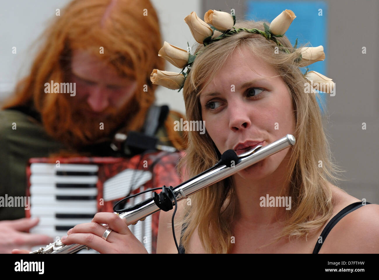 Rochester, Kent, England, UK. Weibliche Flötist spielen mit folk-Gruppe -  Querflöte mit Mikrofon verstärkt Stockfotografie - Alamy