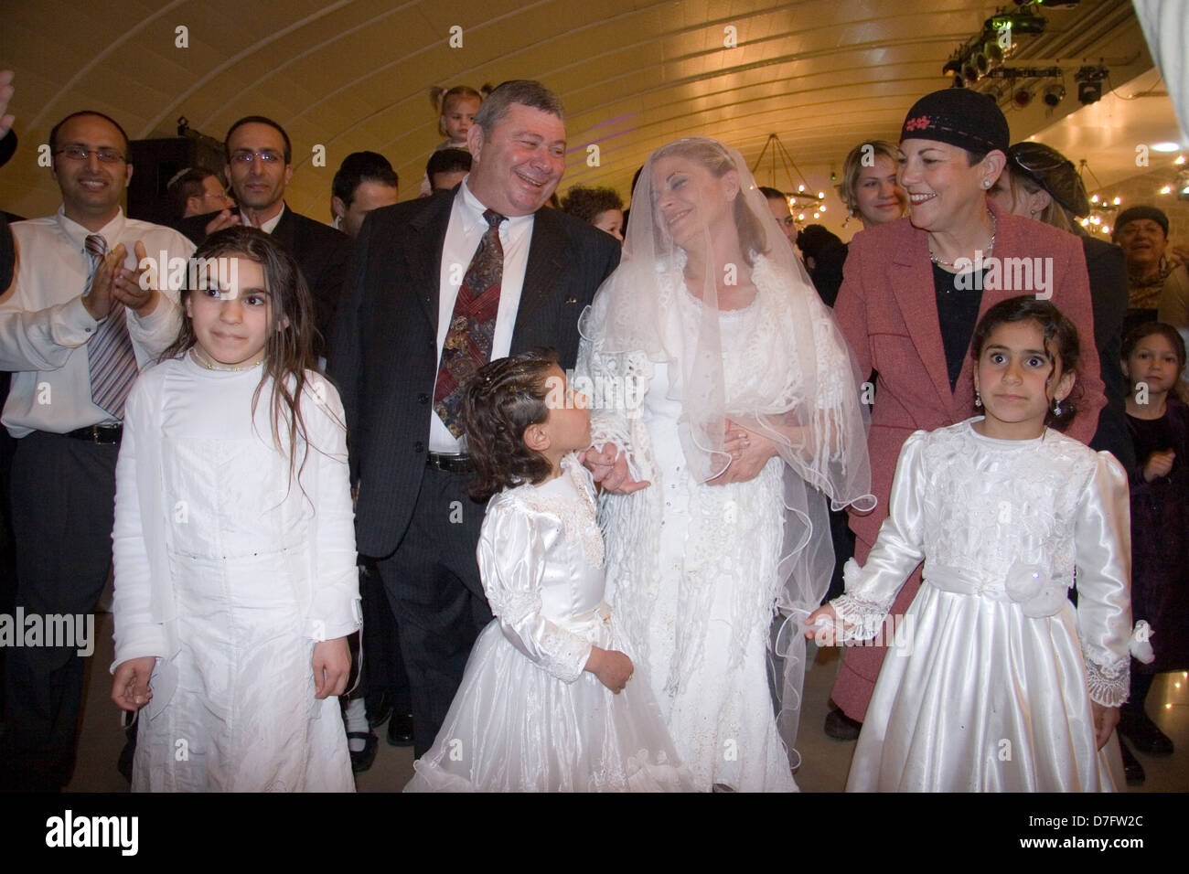 Eltern, die Begleitung ihrer Tochter zu ihrer Hochzeit (2006) Stockfoto