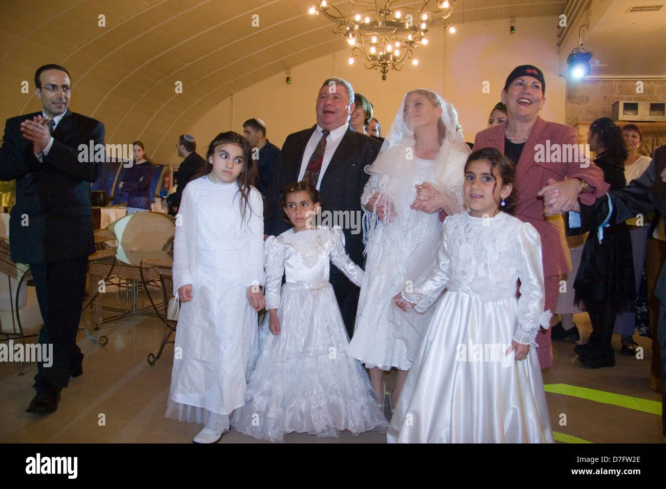 Eltern, die Begleitung ihrer Tochter zu ihrer Hochzeit (2006) Stockfoto